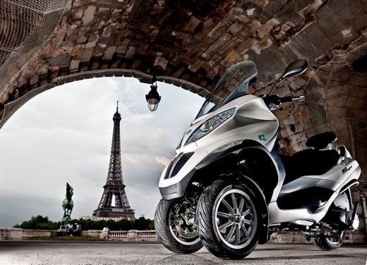 Piaggio Mp3: la nuova gamma 2010 debutta a Parigi anche in versione ibrida 300cc